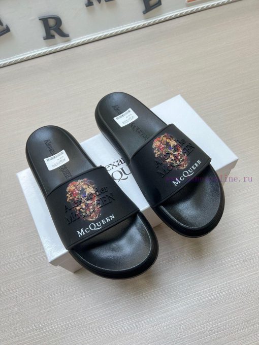 McQueen's latest thick soled one-piece slippers add a unique and charming power to the shoesnpiw13d3 - Image 4