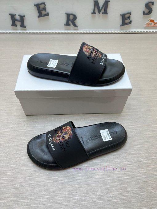 McQueen's latest thick soled one-piece slippers add a unique and charming power to the shoesnpiw13d3 - Image 5