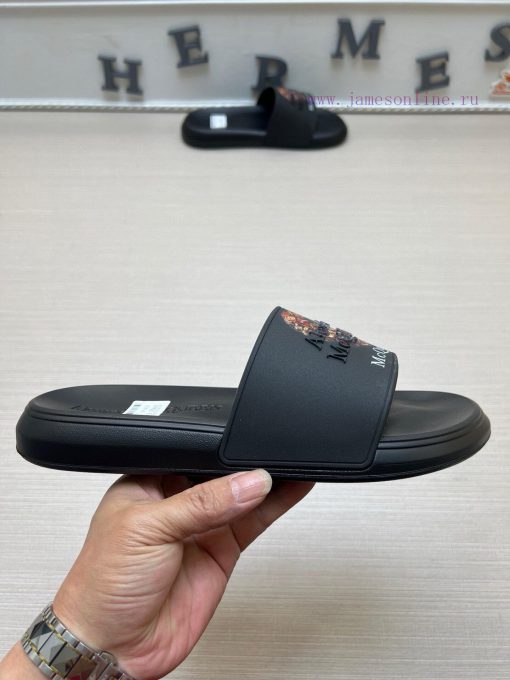 McQueen's latest thick soled one-piece slippers add a unique and charming power to the shoesnpiw13d3 - Image 6