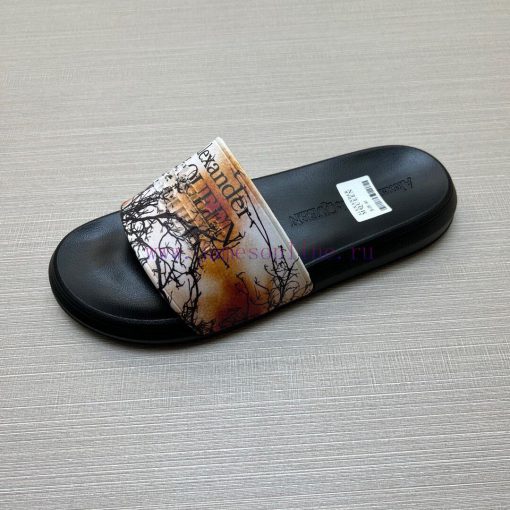 McQueen's latest thick soled one-piece slippers add a unique and charming power to the shoesb0oc5zh9 - Image 9