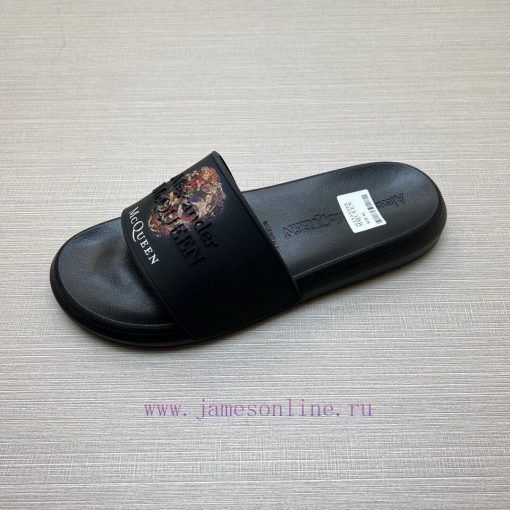 McQueen's latest thick soled one-piece slippers add a unique and charming power to the shoesnpiw13d3 - Image 9