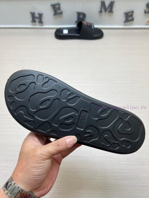 McQueen's latest thick soled one-piece slippers add a unique and charming power to the shoesnpiw13d3 - Image 10