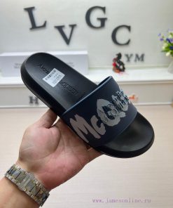 McQueen's latest thick soled one-piece slippers add a unique and charming power to the shoestlis8lso