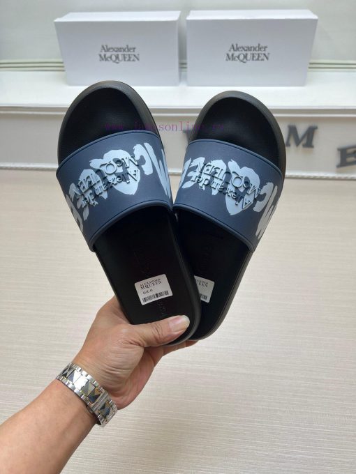 McQueen's latest thick soled one-piece slippers add a unique and charming power to the shoestlis8lso - Image 3