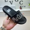McQueen's latest thick soled one-piece slippers add a unique and charming power to the shoespevt9v15
