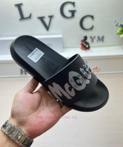 McQueen's latest thick soled one-piece slippers add a unique and charming power to the shoespevt9v15