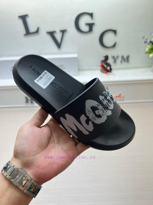 McQueen's latest thick soled one-piece slippers add a unique and charming power to the shoespevt9v15
