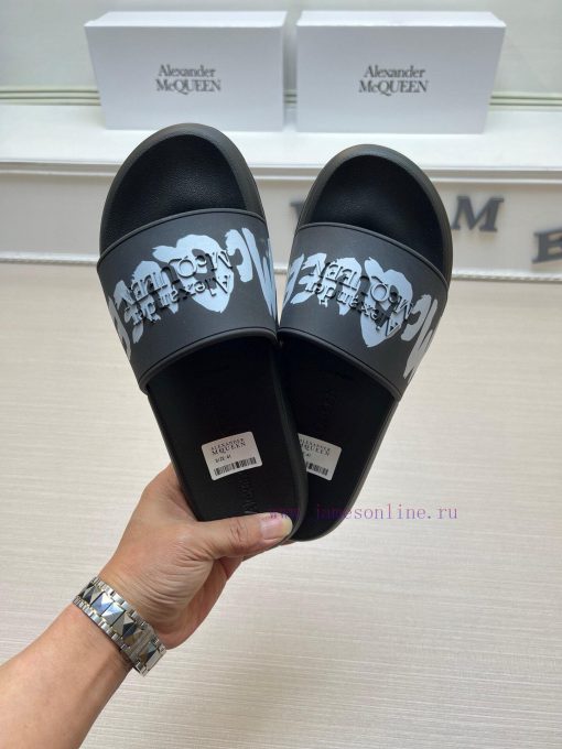 McQueen's latest thick soled one-piece slippers add a unique and charming power to the shoespevt9v15 - Image 3
