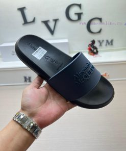 McQueen's latest thick soled one-piece slippers add a unique and charming power to the shoesvzsm16hr
