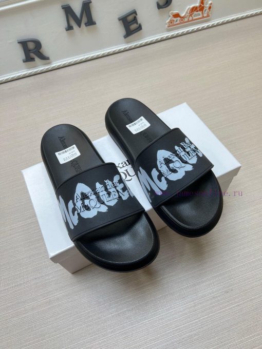 McQueen's latest thick soled one-piece slippers add a unique and charming power to the shoespevt9v15 - Image 4