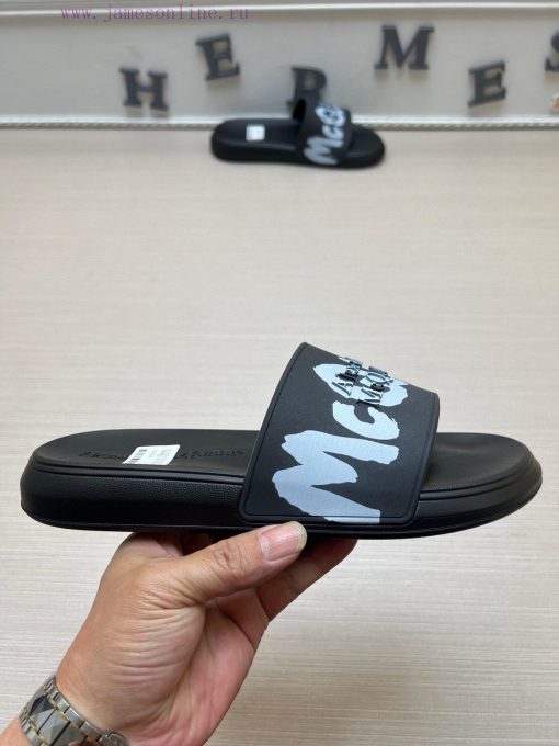 McQueen's latest thick soled one-piece slippers add a unique and charming power to the shoespevt9v15 - Image 6