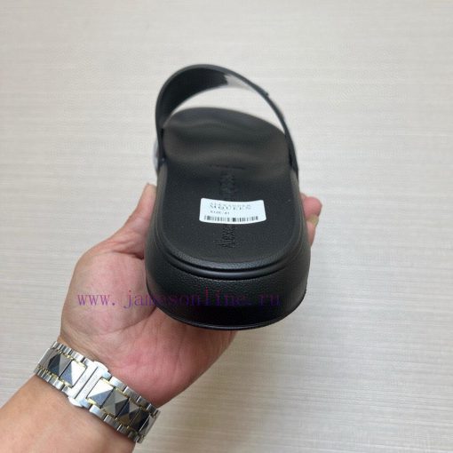 McQueen's latest thick soled one-piece slippers add a unique and charming power to the shoespevt9v15 - Image 8