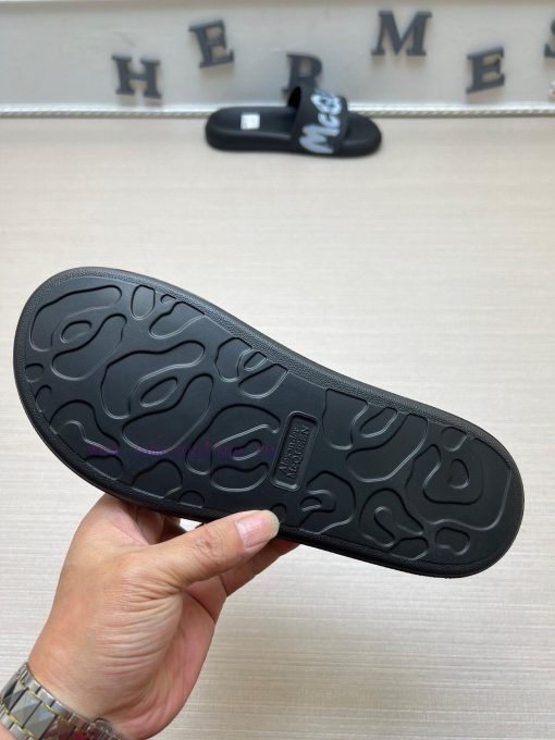McQueen's latest thick soled one-piece slippers add a unique and charming power to the shoespevt9v15 - Image 10