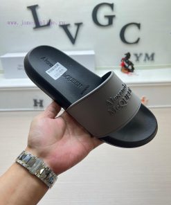 McQueen's latest thick soled one-piece slippers add a unique and charming power to the shoesgc4wty6h