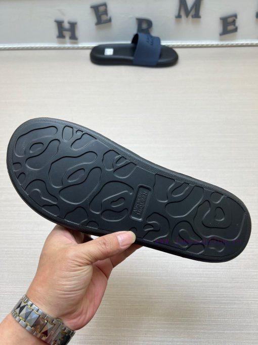 McQueen's latest thick soled one-piece slippers add a unique and charming power to the shoesvzsm16hr - Image 10