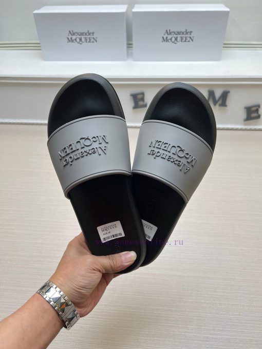 McQueen's latest thick soled one-piece slippers add a unique and charming power to the shoesgc4wty6h - Image 3