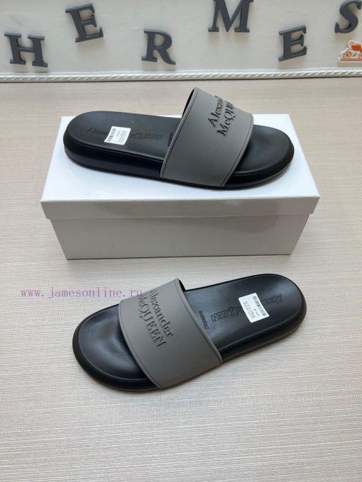 McQueen's latest thick soled one-piece slippers add a unique and charming power to the shoesgc4wty6h - Image 5
