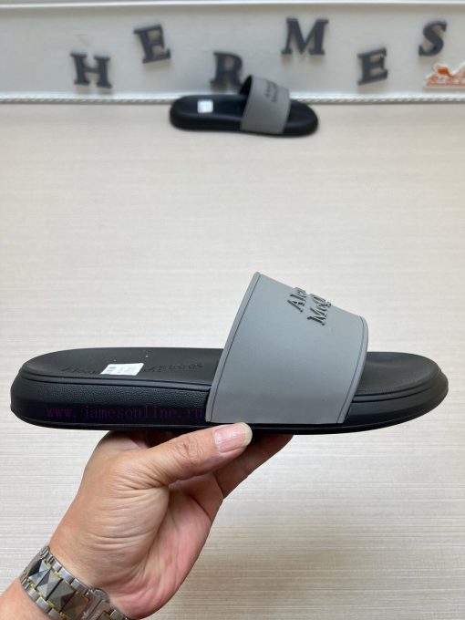 McQueen's latest thick soled one-piece slippers add a unique and charming power to the shoesgc4wty6h - Image 6