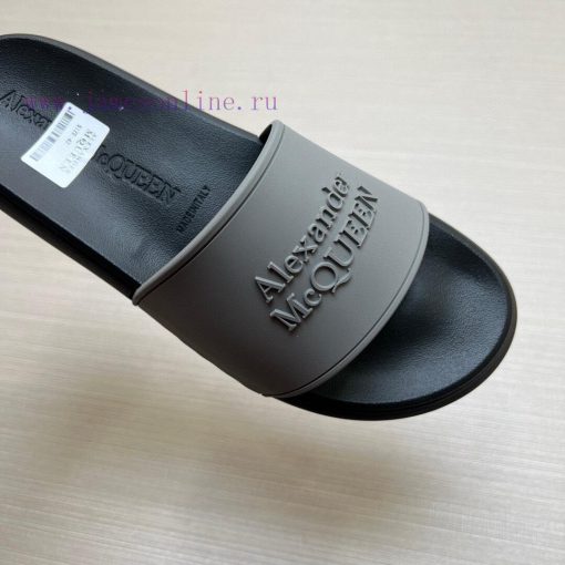 McQueen's latest thick soled one-piece slippers add a unique and charming power to the shoesgc4wty6h - Image 7