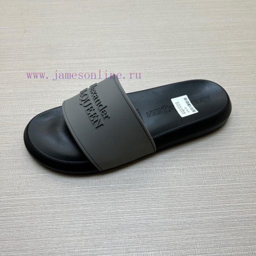 McQueen's latest thick soled one-piece slippers add a unique and charming power to the shoesgc4wty6h - Image 9