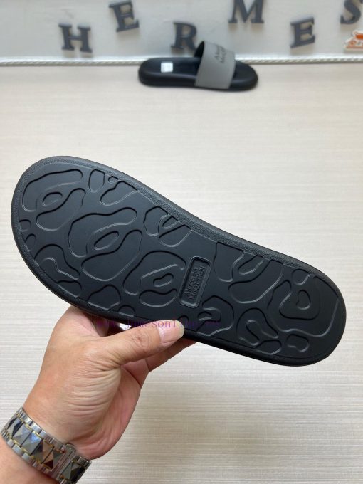 McQueen's latest thick soled one-piece slippers add a unique and charming power to the shoesgc4wty6h - Image 10