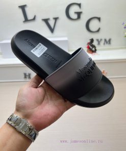 McQueen's latest thick soled one-piece slippers add a unique and charming power to the shoesxhbos1xe