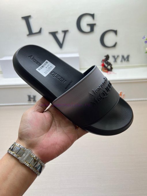 McQueen's latest thick soled one-piece slippers add a unique and charming power to the shoesxhbos1xe - Image 2