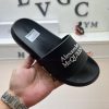 McQueen's latest thick soled one-piece slippers add a unique and charming power to the shoes9kh780xt