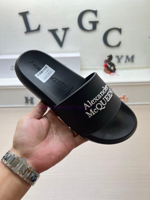 McQueen's latest thick soled one-piece slippers add a unique and charming power to the shoes9kh780xt