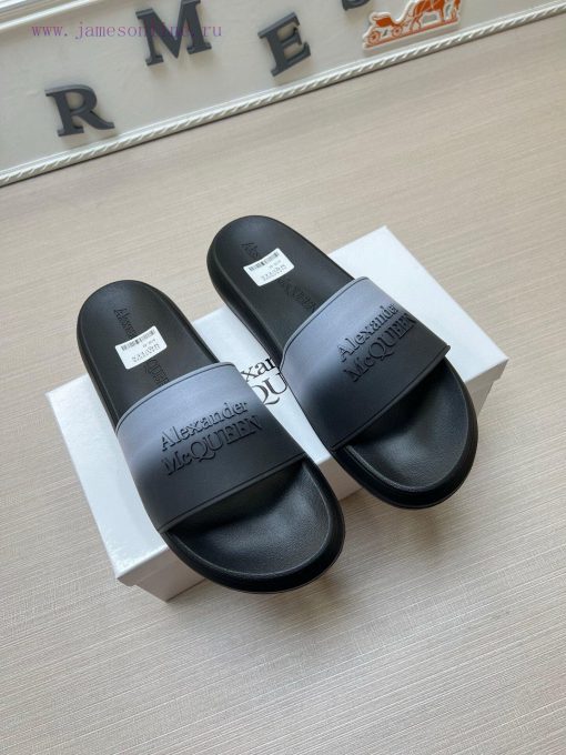 McQueen's latest thick soled one-piece slippers add a unique and charming power to the shoesxhbos1xe - Image 4