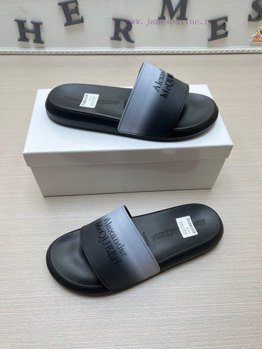 McQueen's latest thick soled one-piece slippers add a unique and charming power to the shoesxhbos1xe - Image 5