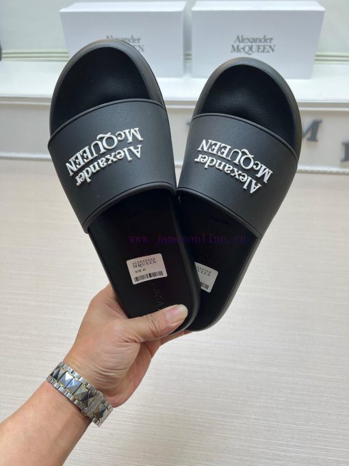 McQueen's latest thick soled one-piece slippers add a unique and charming power to the shoes9kh780xt - Image 3