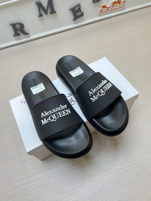McQueen's latest thick soled one-piece slippers add a unique and charming power to the shoes9kh780xt - Image 4