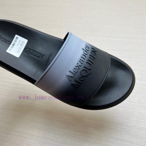 McQueen's latest thick soled one-piece slippers add a unique and charming power to the shoesxhbos1xe - Image 7