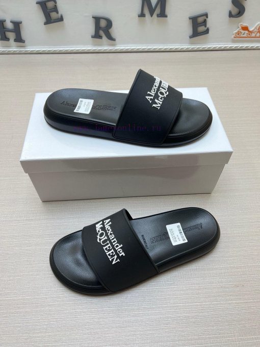McQueen's latest thick soled one-piece slippers add a unique and charming power to the shoes9kh780xt - Image 5