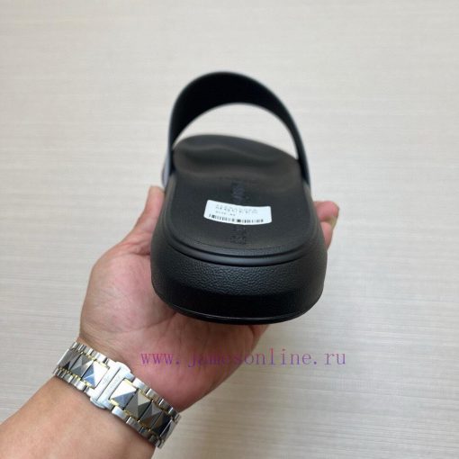 McQueen's latest thick soled one-piece slippers add a unique and charming power to the shoesxhbos1xe - Image 8