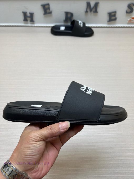 McQueen's latest thick soled one-piece slippers add a unique and charming power to the shoes9kh780xt - Image 6
