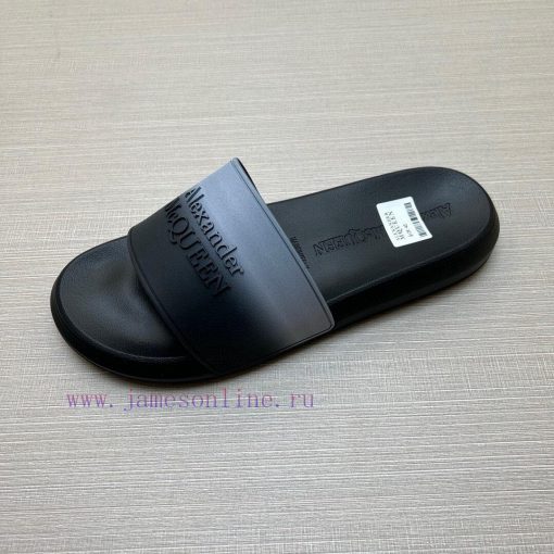 McQueen's latest thick soled one-piece slippers add a unique and charming power to the shoesxhbos1xe - Image 9