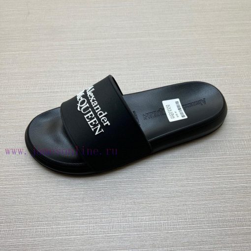 McQueen's latest thick soled one-piece slippers add a unique and charming power to the shoes9kh780xt - Image 9