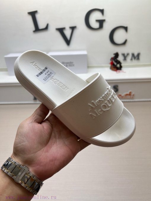 McQueen's latest thick soled one-piece slippers add a unique and charming power to the shoeswf08ehl0 - Image 2