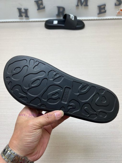 McQueen's latest thick soled one-piece slippers add a unique and charming power to the shoes9kh780xt - Image 10
