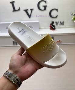 McQueen's latest thick soled one-piece slippers add a unique and charming power to the shoeso36v86mq