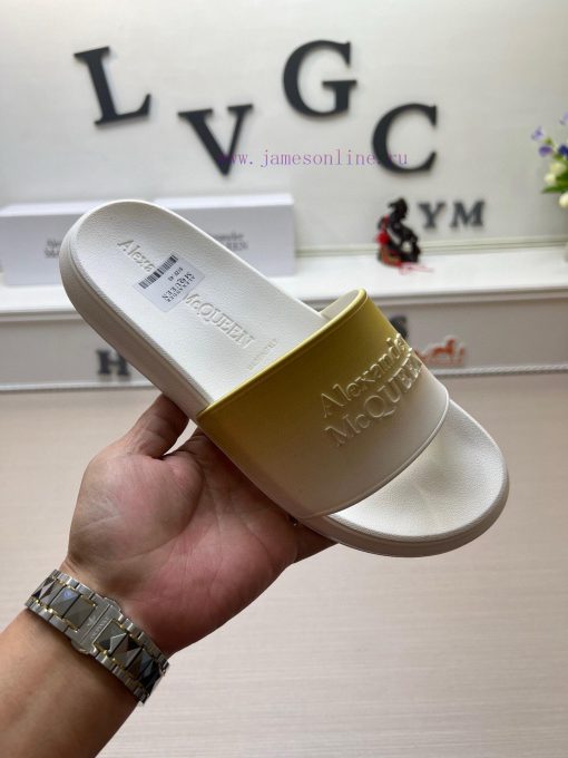 McQueen's latest thick soled one-piece slippers add a unique and charming power to the shoeso36v86mq