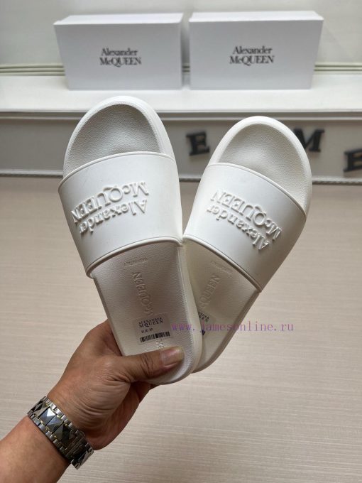 McQueen's latest thick soled one-piece slippers add a unique and charming power to the shoeswf08ehl0 - Image 3
