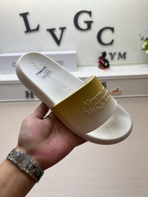 McQueen's latest thick soled one-piece slippers add a unique and charming power to the shoeso36v86mq - Image 2