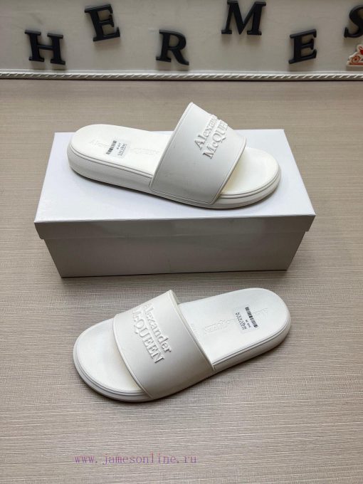 McQueen's latest thick soled one-piece slippers add a unique and charming power to the shoeswf08ehl0 - Image 5