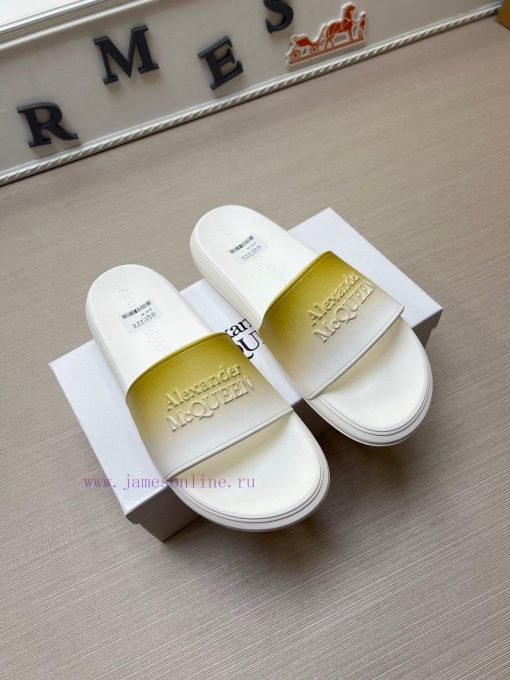 McQueen's latest thick soled one-piece slippers add a unique and charming power to the shoeso36v86mq - Image 4