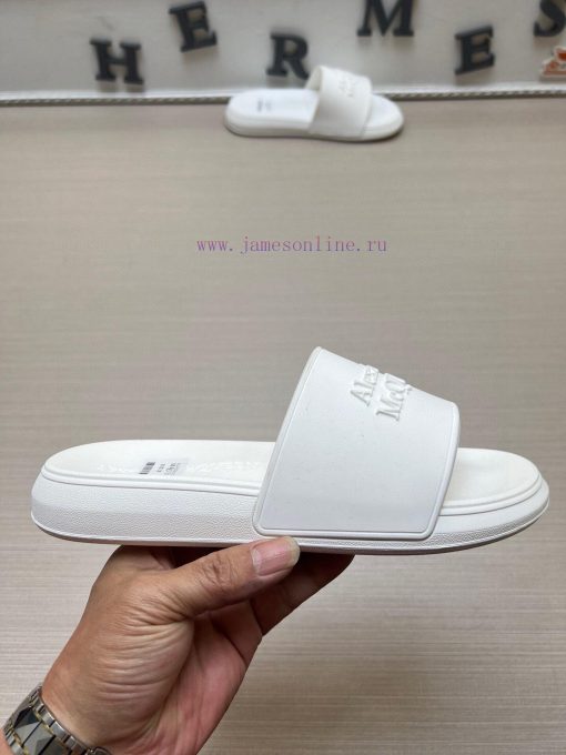 McQueen's latest thick soled one-piece slippers add a unique and charming power to the shoeswf08ehl0 - Image 6