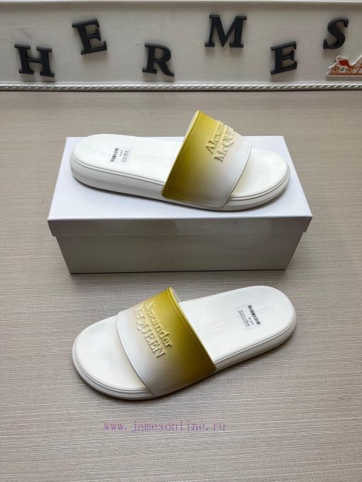 McQueen's latest thick soled one-piece slippers add a unique and charming power to the shoeso36v86mq - Image 5