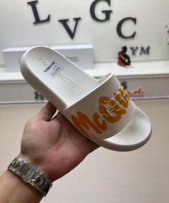 McQueen's latest thick soled one-piece slippers add a unique and charming power to the shoes5q8092uv